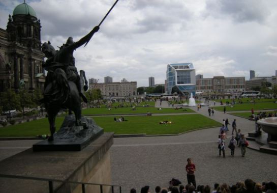 South of the site was the Democratic Republic parliament, razed after reunification. There are now plans to rebuild the old Royal Palace, a relevant change in the name of a historic memory that few living people still have (the Palace was razed in 1950). The blue building is a temporary exhibition compound for the project
