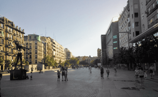 The western square as seen from the Dali sculpture. 50 m wide is really wide for pedestrians...