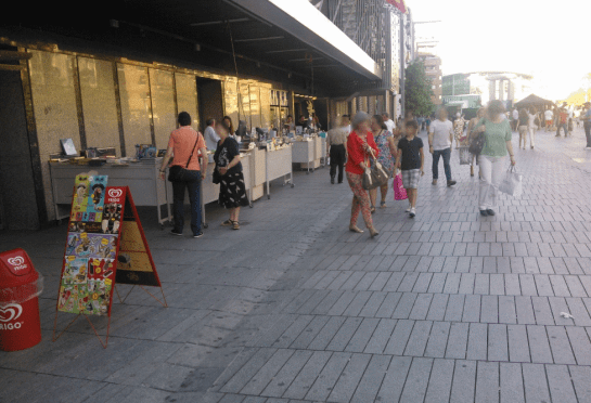 The northern edge of the square, by El Corte Inglés.