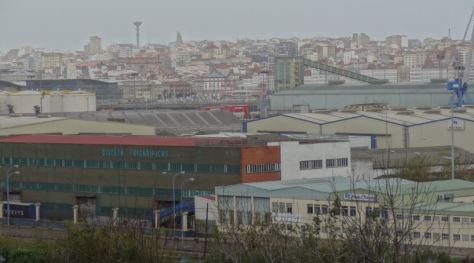 In the middle of this there is a large water surface.