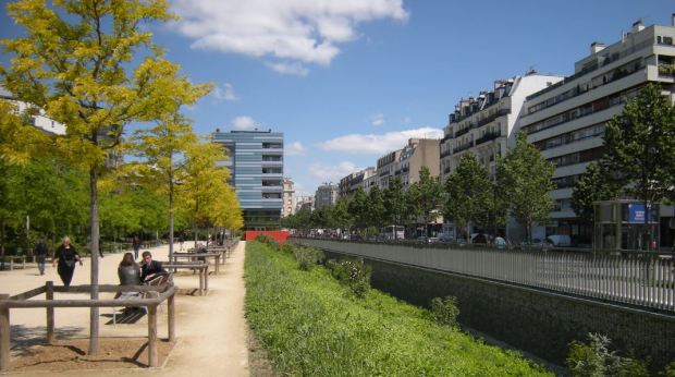 The park as seen from the southeast; the limit is not a high fence, but a lower one with a deep gutter.